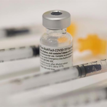 Британский регулятор одобрил использование вакцины Pfizer для детей 12-15 лет